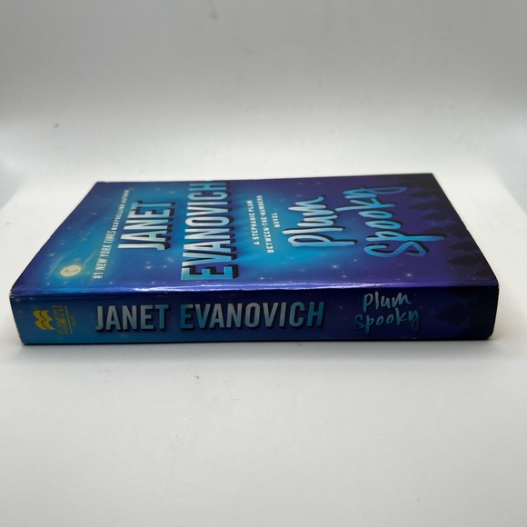 Plum Spooky by Janet EVANOVICH - Picture 3 of 6